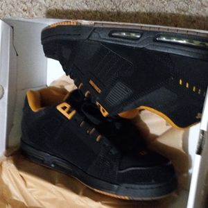 Globe shoes